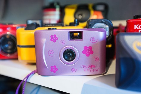 FOR KIDSA En hylle er full av fargesprakende kamera, beregnet på unge fotografer.