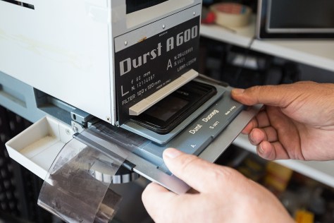 FORSTØRRING AV FILM Det gamle forstørrerelsesappratet er noe mer krevende enn dagens digitale teknologi. Dette var hverdagen for fortidas avisfotografer.