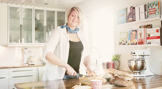 Bakerinne med glimt i øyet